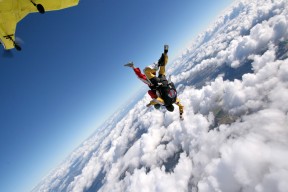 华体会娱乐平台-德甲最精彩瞬间：激烈对抗层出不穷，德甲身体对抗