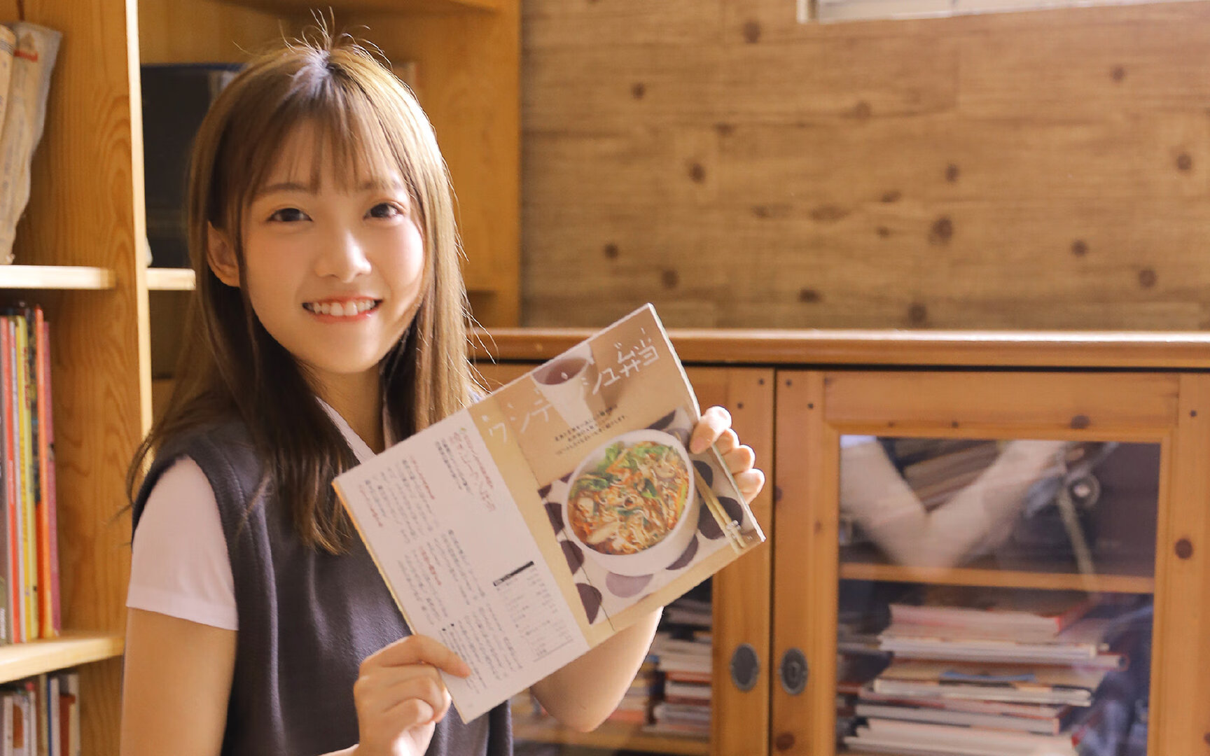 “举重选手挑战极限重量，高新体育中心赛场掀起运动高潮”